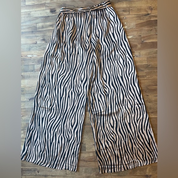 PrettyLittleThing High Waisted Wide Leg Zebra Print Pants - Picture 5 of 7